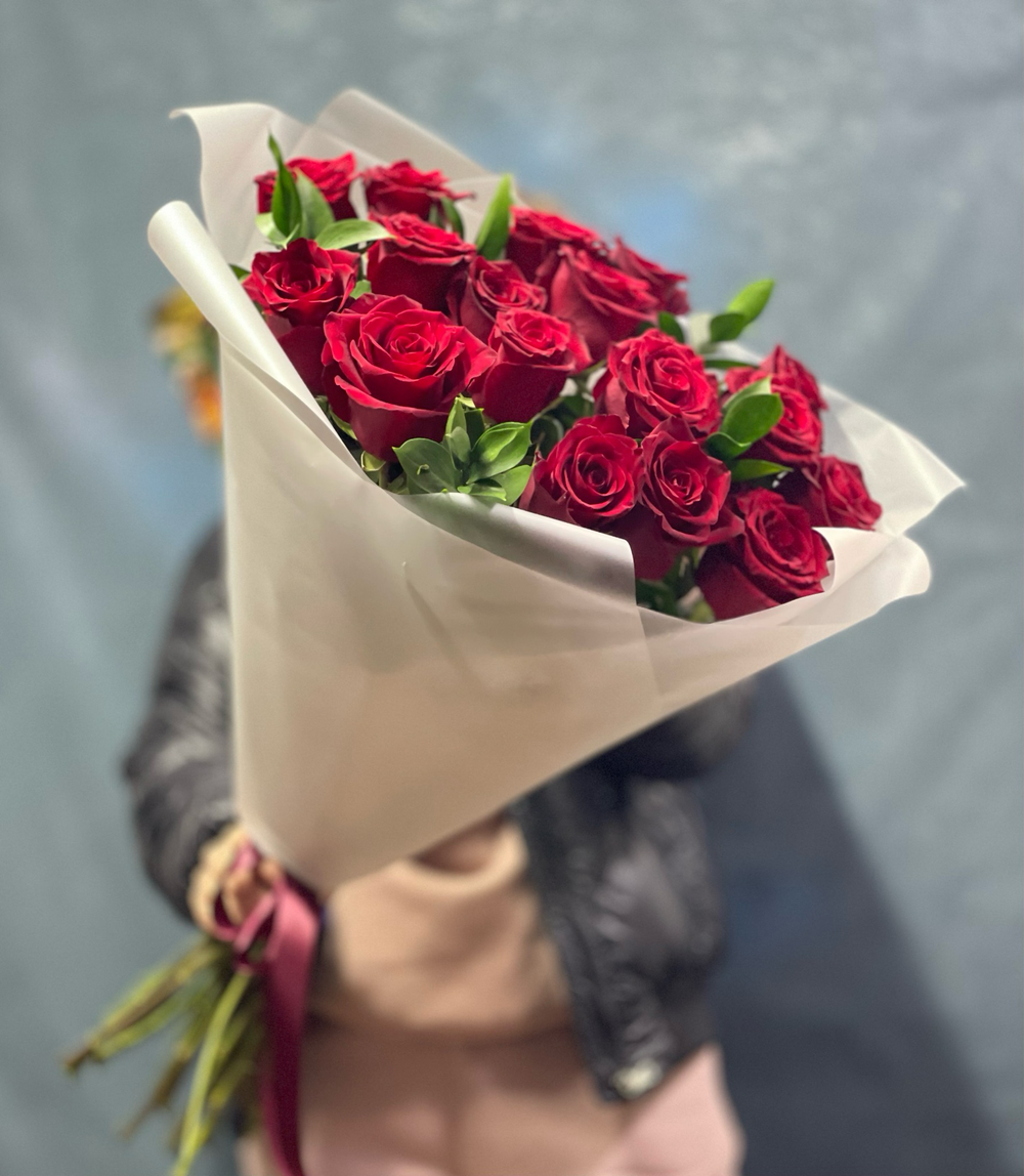 Букет роз с зеленью