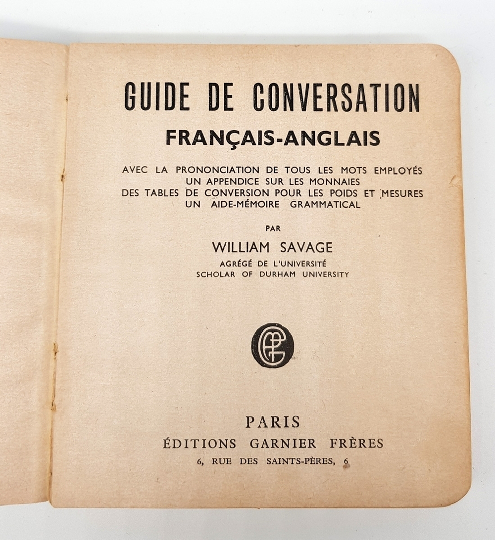"Guide de conversation franais-anglais avec la prononciation, cartes, poids et mesures, aide-memoire grammatical". William Savage . 1951г.