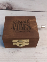 Музыкальная деревянная шкатулка-шарманка из массива VIBES с классической мелодией new rose
