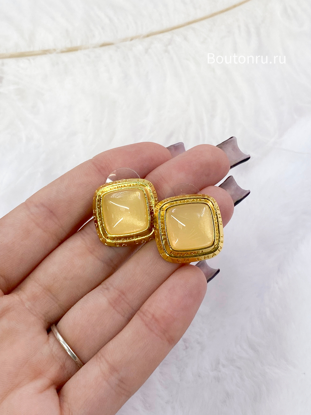 Серьги Шан золотистые квадратные с бежевой вставкой и с логотипом