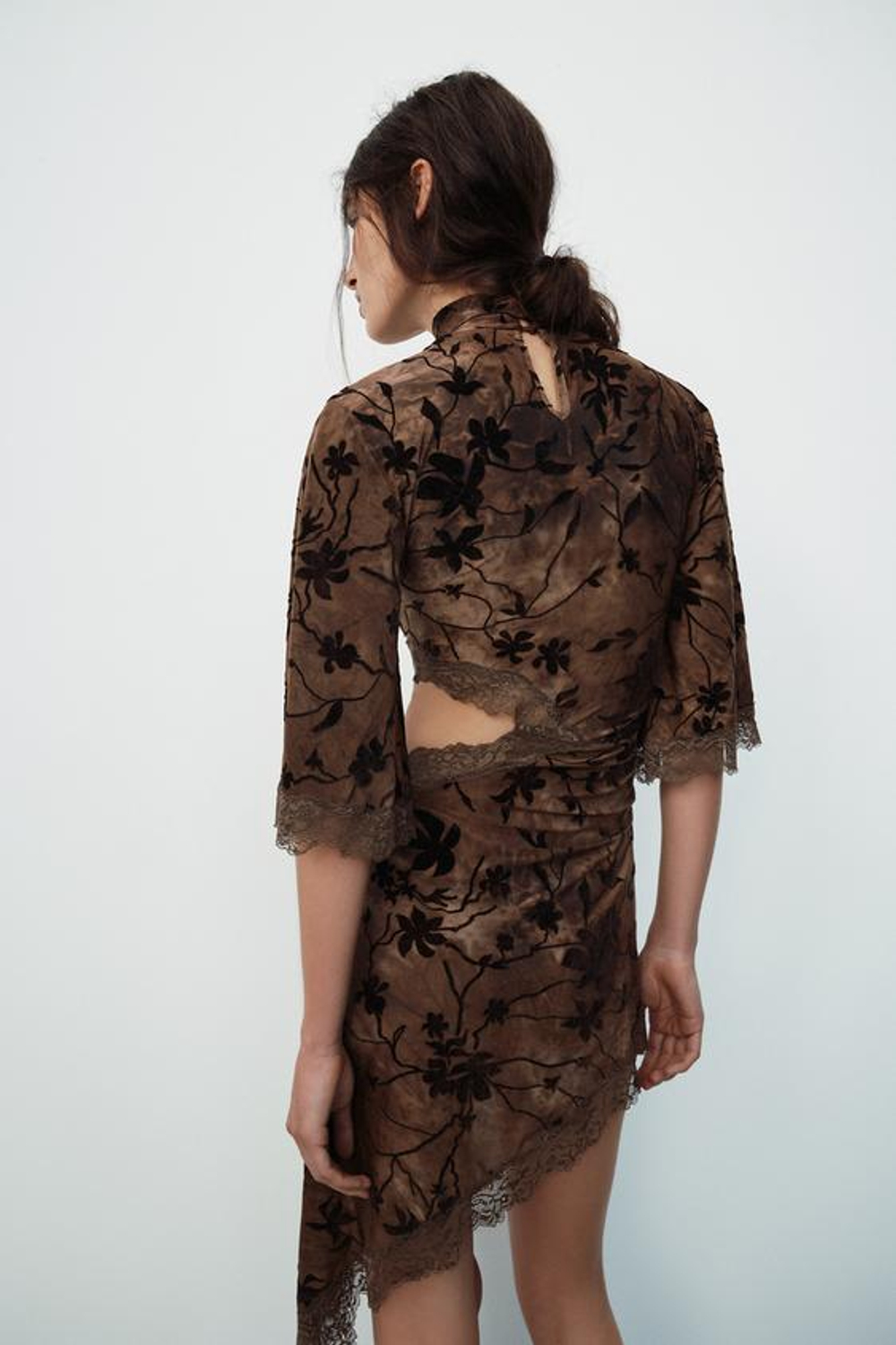 ZARA МИНИ-ПЛАТЬЕ ИЗ ФЛОКИРОВАННОЙ ТКАНИ С РАЗРЕЗОМ, ТЕМНО-КОРИЧНЕВЫЙ