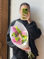 Кулек из кустовых пионовидных роз, молюцеллы, диантусов, оксипеталума и хризантемы
