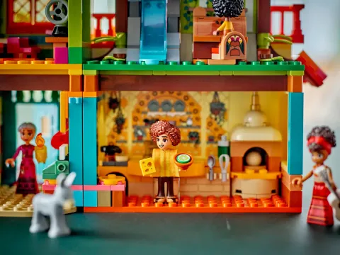 Конструктор LEGO Disney 43245 Волшебный дом семьи Мадригаль