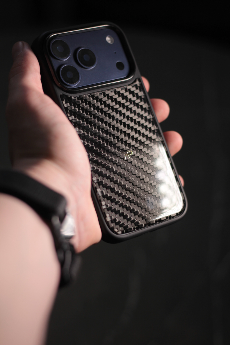Чехол на iPhone 17 PRO с натуральным карбоном