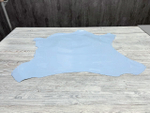 Цельная шкура кожи Vernissage Light Blue Haze толщиной 0,9–1,1 мм на светлом фоне