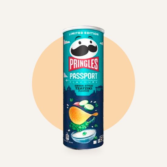 Чипсы Pringles Passport Greek Style Tzatziki со вкусом греческого дзадзики — на фирменном фоне OH MY GEEK