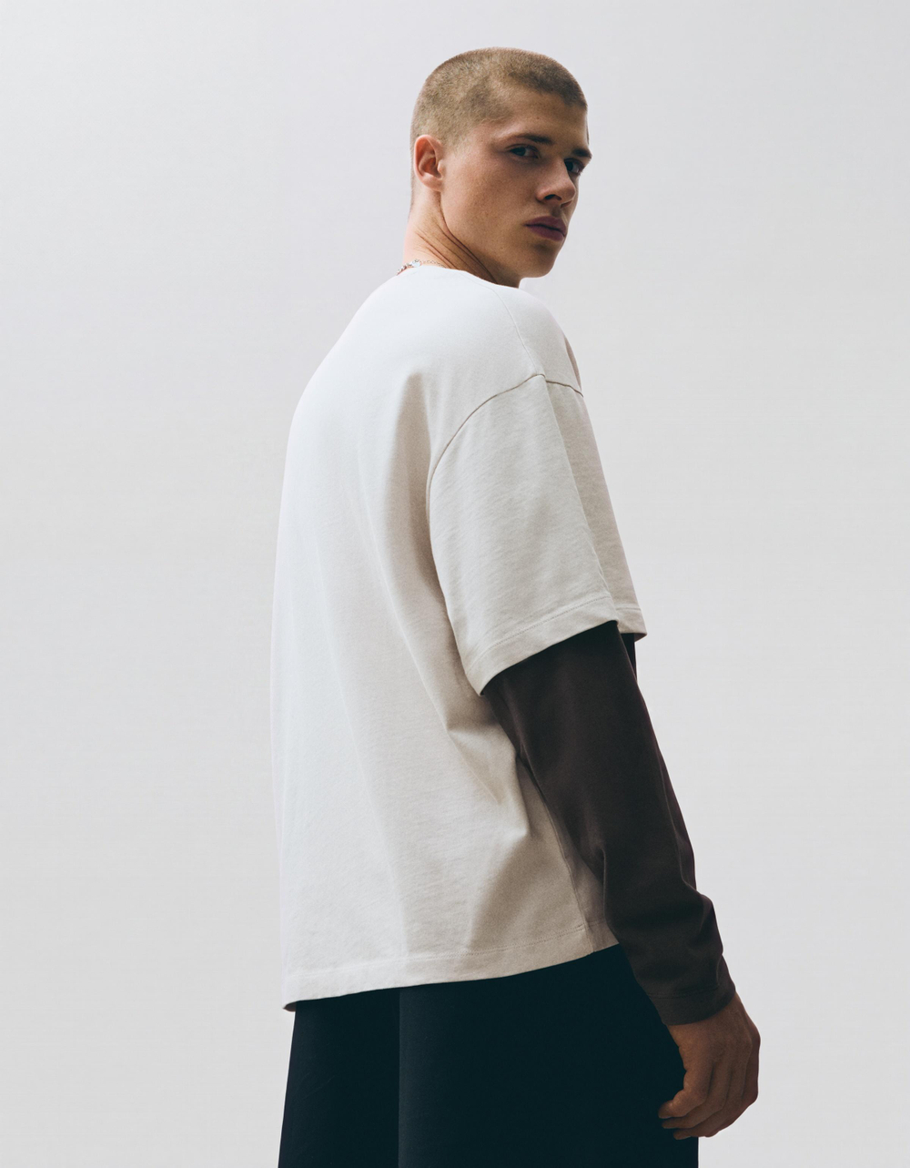 Мужская футболка с контрастными двойными рукавами - BERSHKA