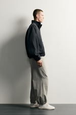 КУРТКА СВОБОДНОГО КРОЯ С ПОТЕРТОСТЯМИ — ZARA