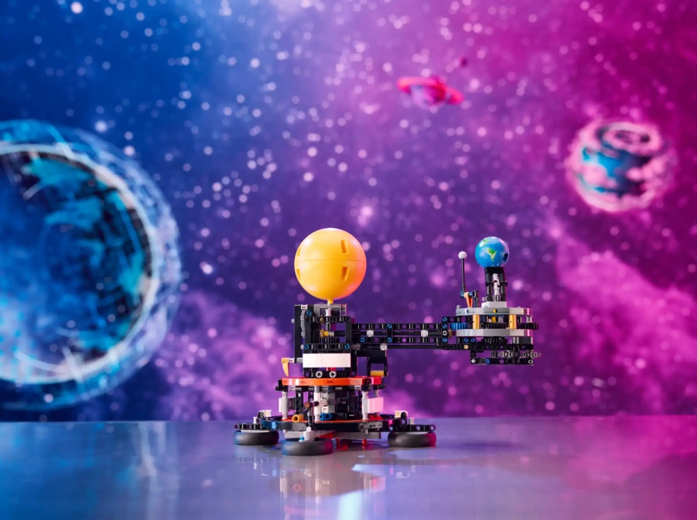 Конструктор LEGO Technic 42179 Планета Земля и Луна на орбите