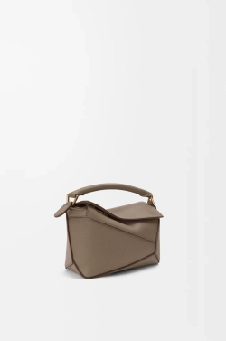Loewe Мини-сумка Puzzle Edge из мягкой зернистой телячьей кожи, серо-коричневый