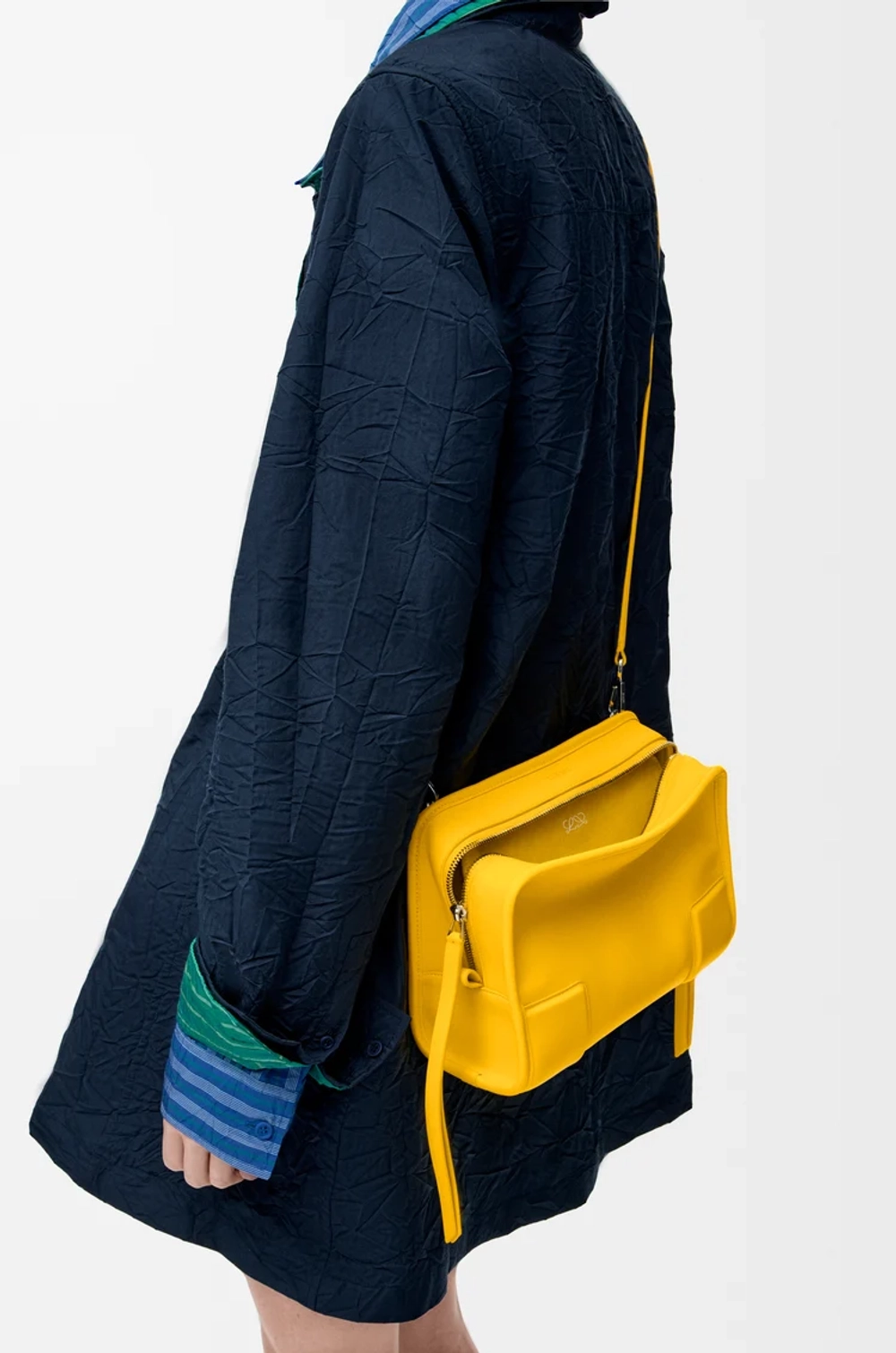 Loewe Маленькая сумка Amazona 180 из мягкой телячьей кожи, желтый