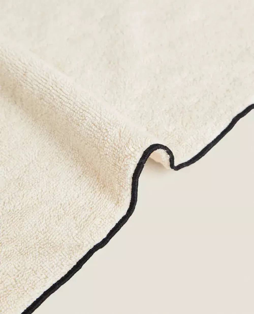 ZARA HOME БАННОЕ ПОЛОТЕНЦЕ ИЗ ХЛОПКА С ОТДЕЛКОЙ ОВЕРЛОКОМ, ПЕСОЧНЫЙ/ЧЕРНЫЙ