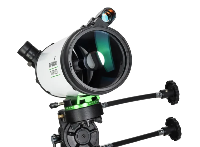 Телескоп Sky-Watcher MAK90 StarQuest EQ1 - крупный план объектива и крепления