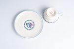 Чайная пара Wedgwood из серии Morning Glory, украшенная рельефом и цветочным рисунком