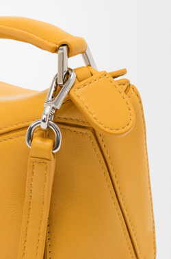 Loewe Сумка-мини Puzzle Featherlight из овечьей кожи наппа, горчичный