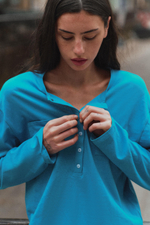 ФУТБОЛКА С КАРМАНАМИ И ВОРОТНИКОМ НА ПУГОВИЦАХ — ZARA