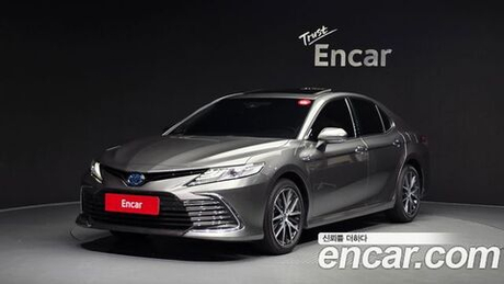 Toyota Camry 2.5 XLE Hybrid — 2024