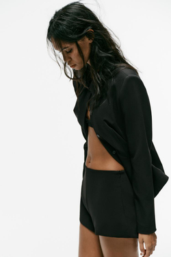 ZARA ПРИТАЛЕННЫЙ БЛЕЙЗЕР С ПОДПЛЕЧНИКАМИ, ЧЕРНЫЙ