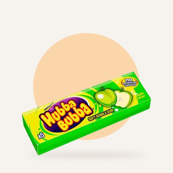 Жевательная резинка Wrigley's Hubba Bubba зелёное яблоко — на фирменном фоне OH MY GEEK