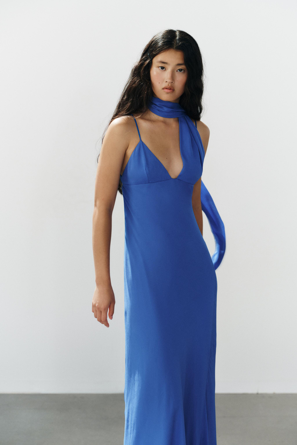 ZARA ДЛИННОЕ ПЛАТЬЕ ИЗ ЖОРЖЕТА С ТОНКИМИ БРЕТЕЛЯМИ И ШАРФОМ, СИНИЙ