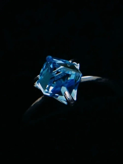 Кольцо Миражи тонкое с голубым кристаллом Swarovski