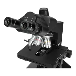 Микроскоп Levenhuk 890T, тринокулярный - вид спереди на окуляры, револьверную головку и предметный столик