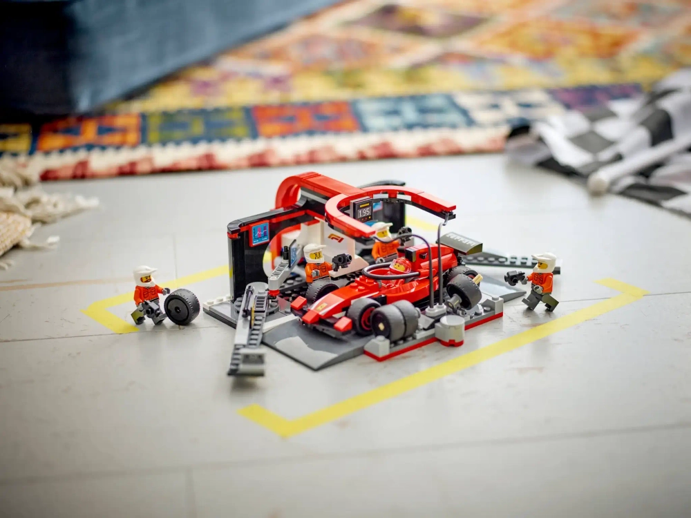 Конструктор LEGO City 60443 Пит-стоп Формулы-1 Ferrari с командой