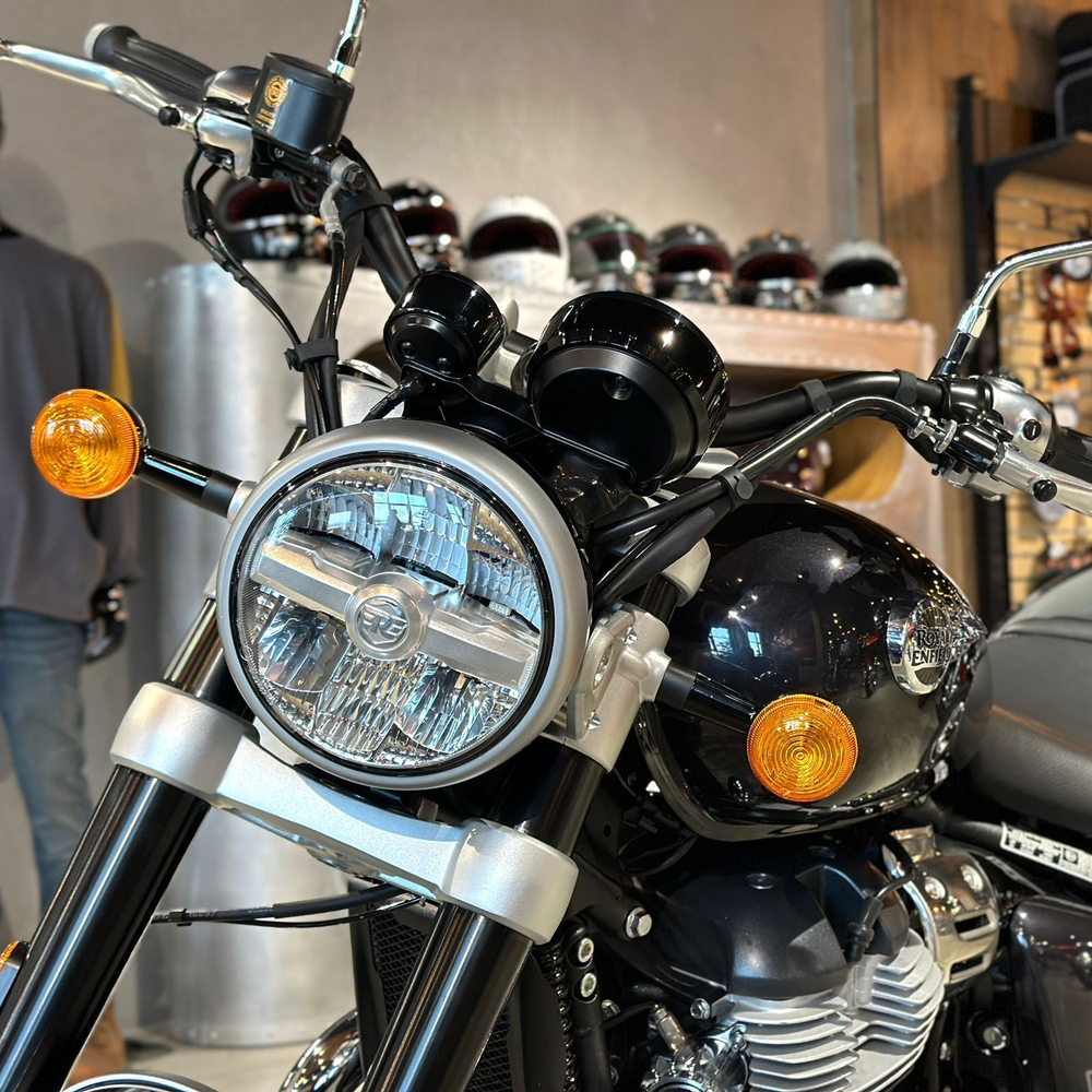 Royal Enfield Super Meteor 650 Astral Black (Base)