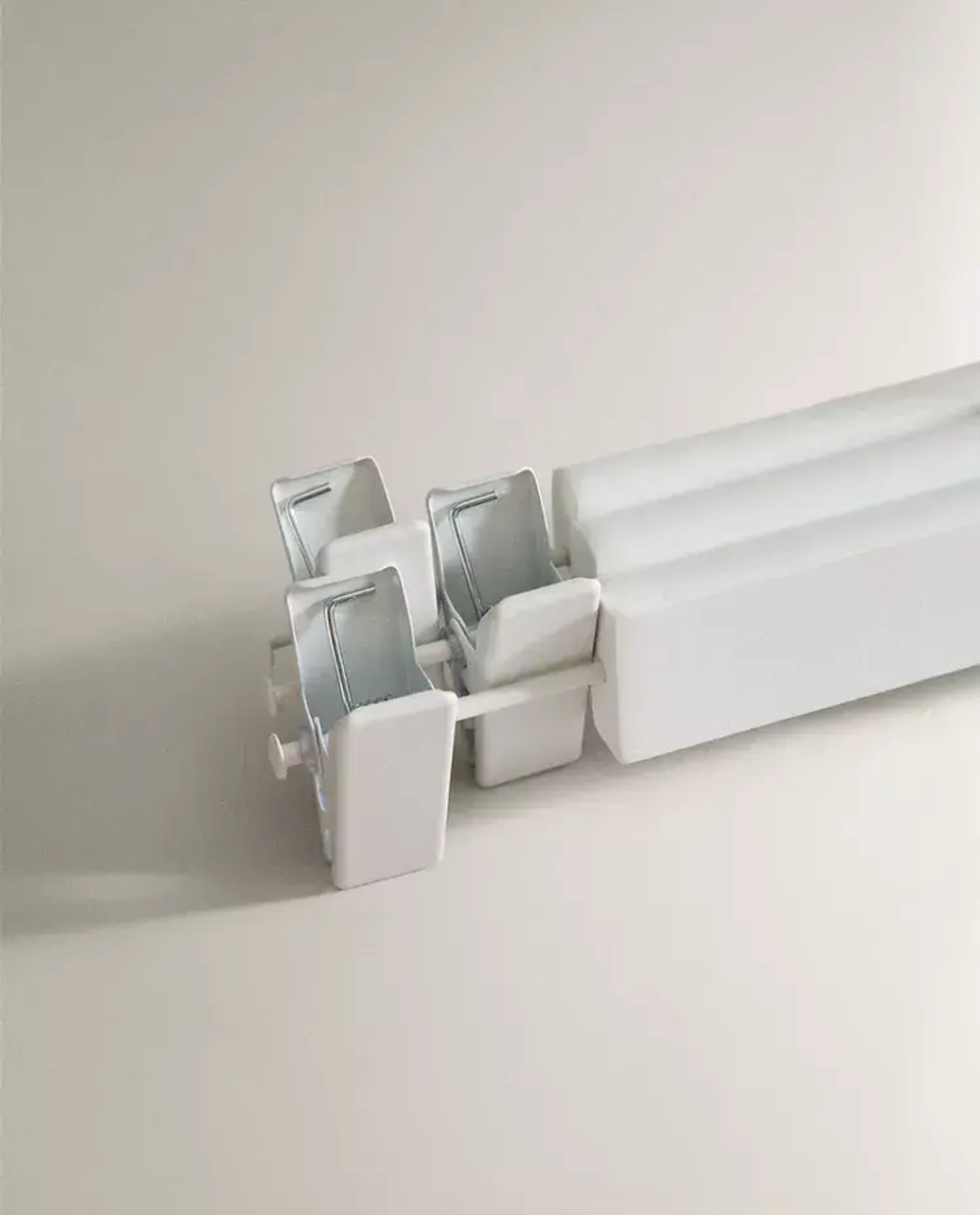 ZARA HOME ЛАКИРОВАННАЯ ДЕРЕВЯННАЯ ВЕШАЛКА С ЗАЖИМОМ (НАБОР ИЗ 3 ШТ.), БЕЛЫЙ