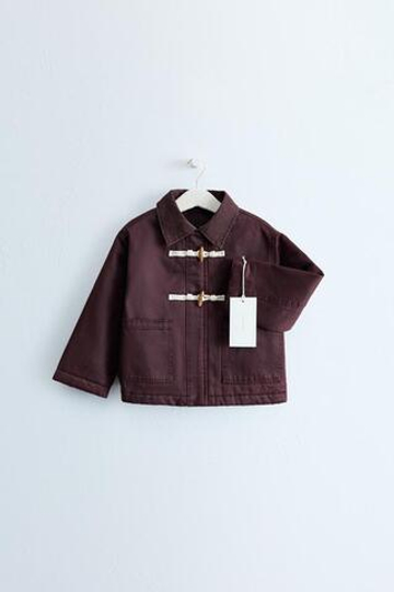 ZARA TIMELESS — КУРТКА С ВОЩЕНЫМ ЭФФЕКТОМ И ЗАСТЕЖКОЙ НА КЛЕВАНТЫ, БАКЛАЖАННЫЙ