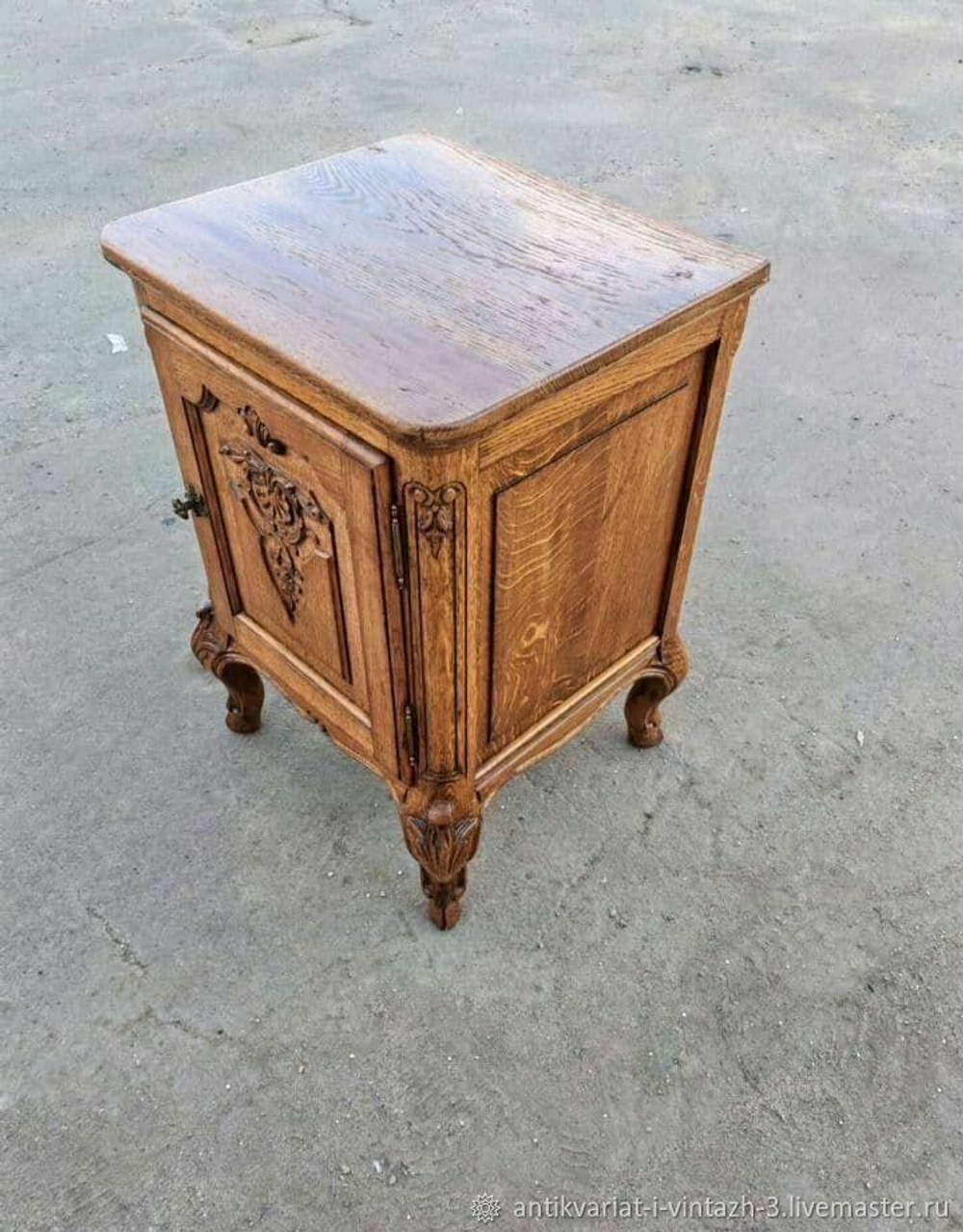 Старинная тумбочка