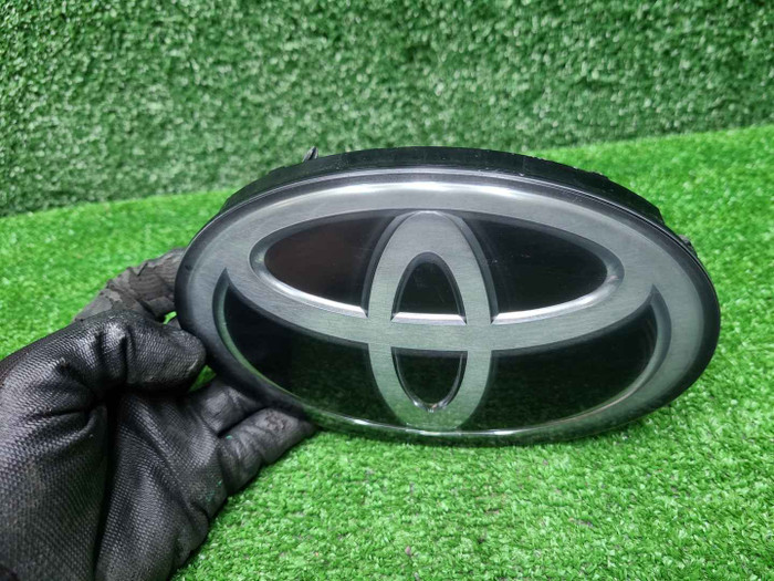 Эмблема решетки радиатора Toyota LC 200 (15-21)