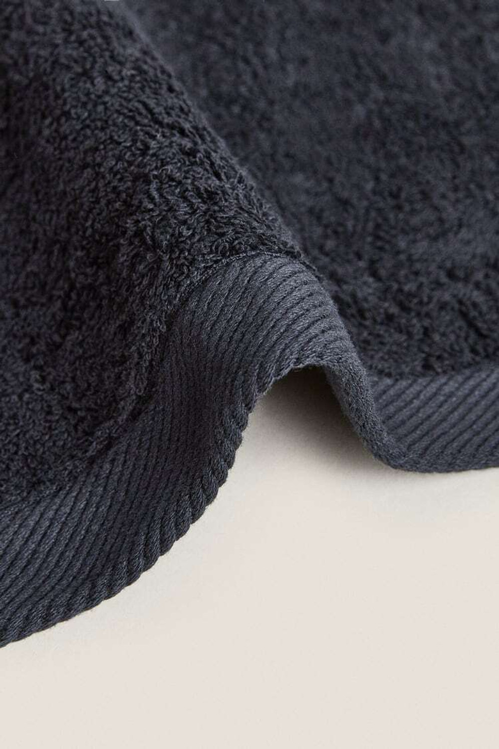 ZARA HOME ХЛОПКОВОЕ ПОЛОТЕНЦЕ, ТЕМНЫЙ АНТРАЦИТ