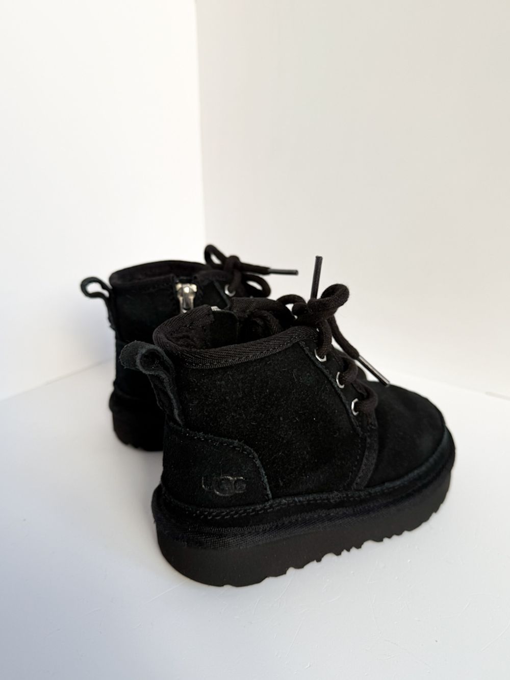 Замшевые ботинки Ugg, 23