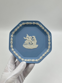 Тарелка декоративная Wedgwood голубая