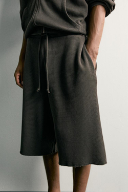ZARA ШОРТЫ ИЗ ХЛОПКА С ВАФЕЛЬНОЙ ФАКТУРОЙ И ЭФФЕКТОМ ПОТЕРТОСТИ, СЕРЫЙ