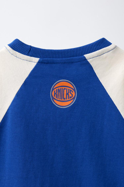 ZARA ФУТБОЛКА С ДЛИННЫМИ РУКАВАМИ РЕГЛАН NBA — NYC KNICKS, ЯРКО-СИНИЙ