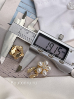 Накладка на пуговицу золотистая в форме цветка с жемчугом