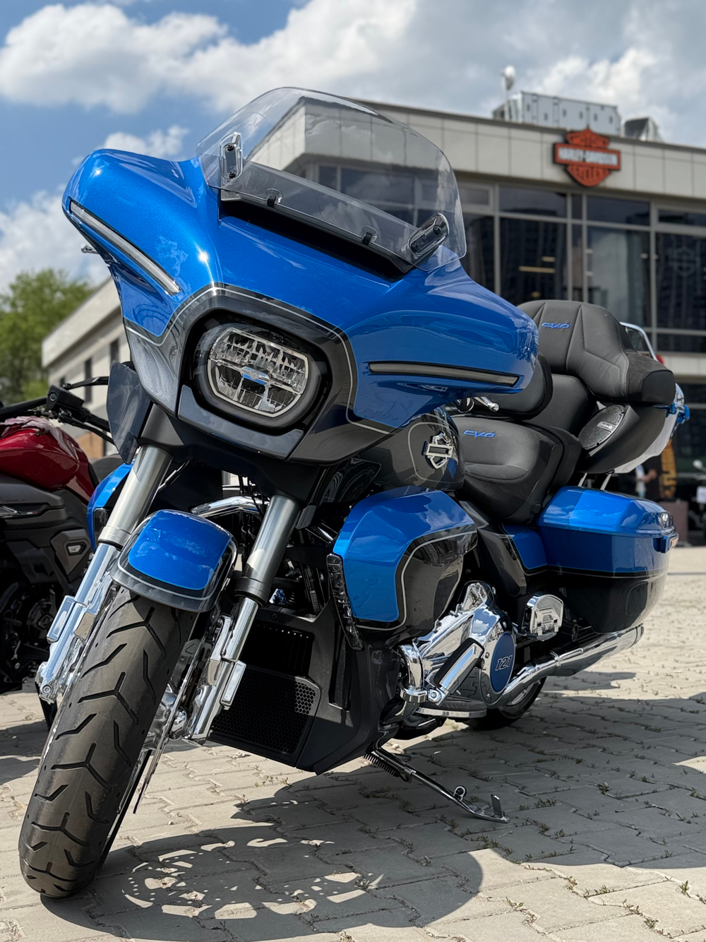 CVO Street Glide Limited "Electric Coast CVO Two-Tone" (2026)