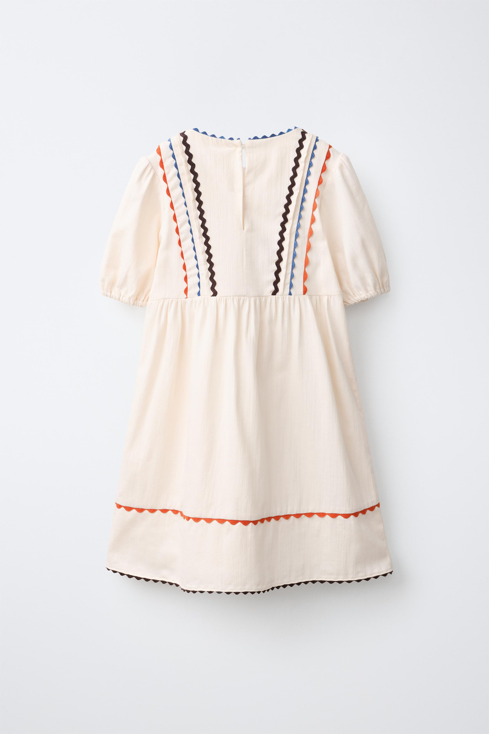 ZARA ПЛАТЬЕ С ВОЛНИСТОЙ ОТДЕЛКОЙ, ЭКРЮ