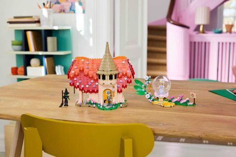 Конструктор LEGO Wicked 75690 Glinda & Elphaba Visit Munchkinland