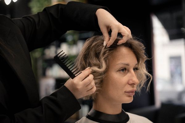Уход за профессиональными расческами: как продлить жизнь инструменту и соблюдать гигиену