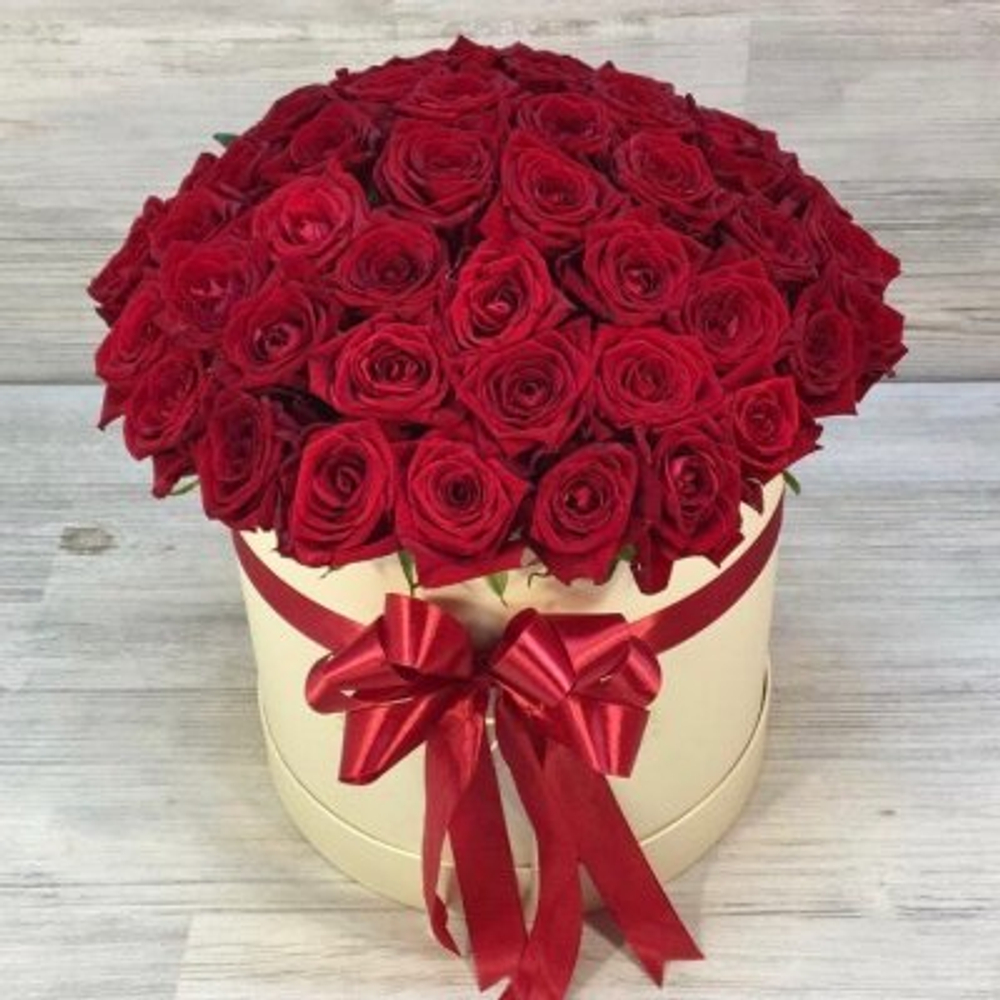 Кремовая шляпная коробка из 51 шт розы