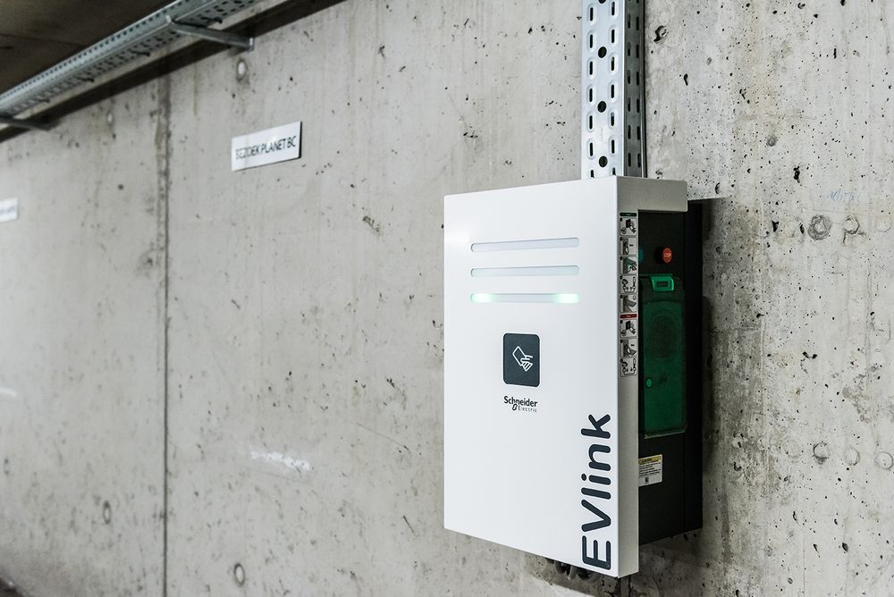 Зарядная станция EVlink PARKING Wall, RIFD (EVW2S7P02R) - 3