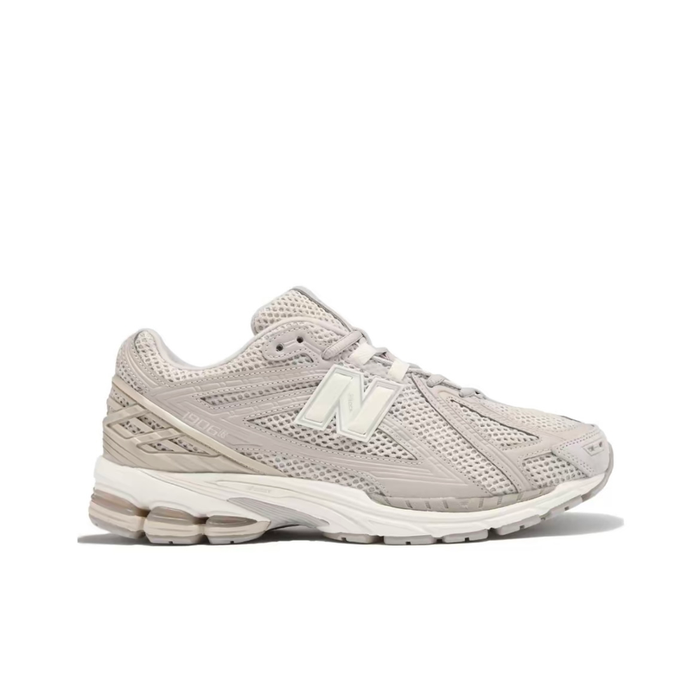 alt="Кроссовки New Balance 1906R арт. M1906RL бежевая расцветка с серым логотипом вид спереди"