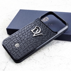 Детали чехла Euphoria Initials Premium MiniCroc для iPhone 18 Pro Max - текстура натуральной кожи крокодила, серебряные инициалы и фирменный логотип