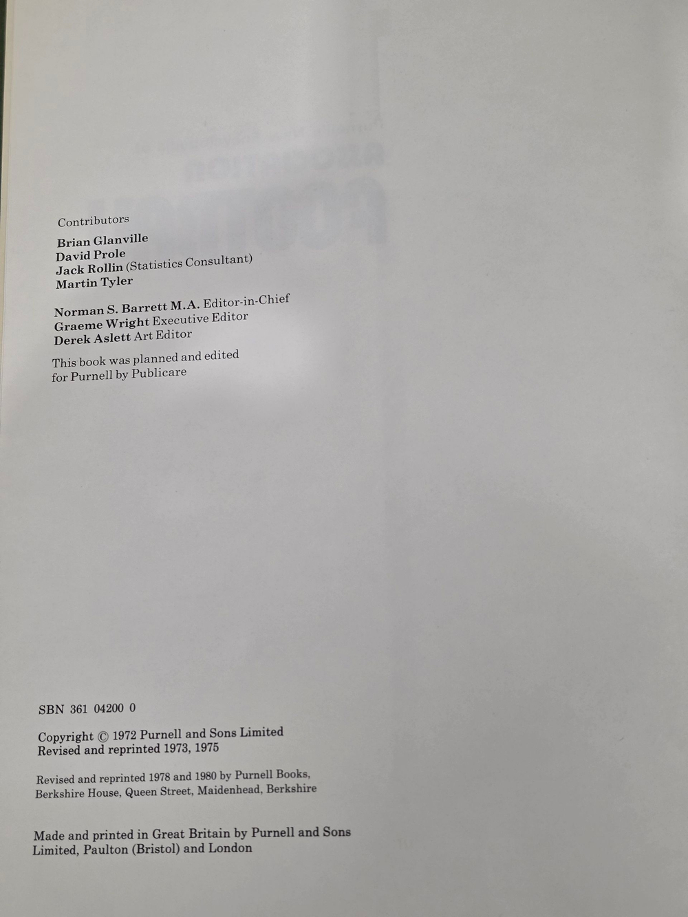 Книга " Purnells New Encyclopedia of Association Football"