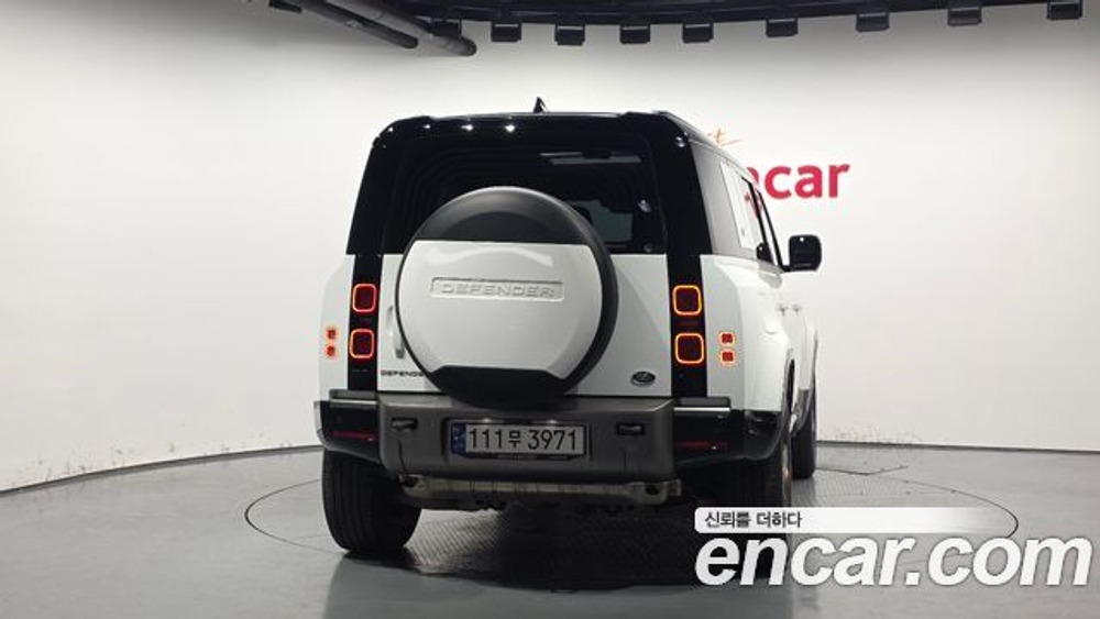 Land Rover Defender 110 P300 X-Dynamic SE — 2023