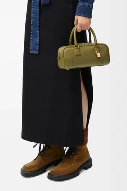 Loewe Укороченная сумка Amazona 23 из телячьей кожи наппа, оливковый