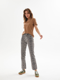 Футболка с маленьким V-вырезом
